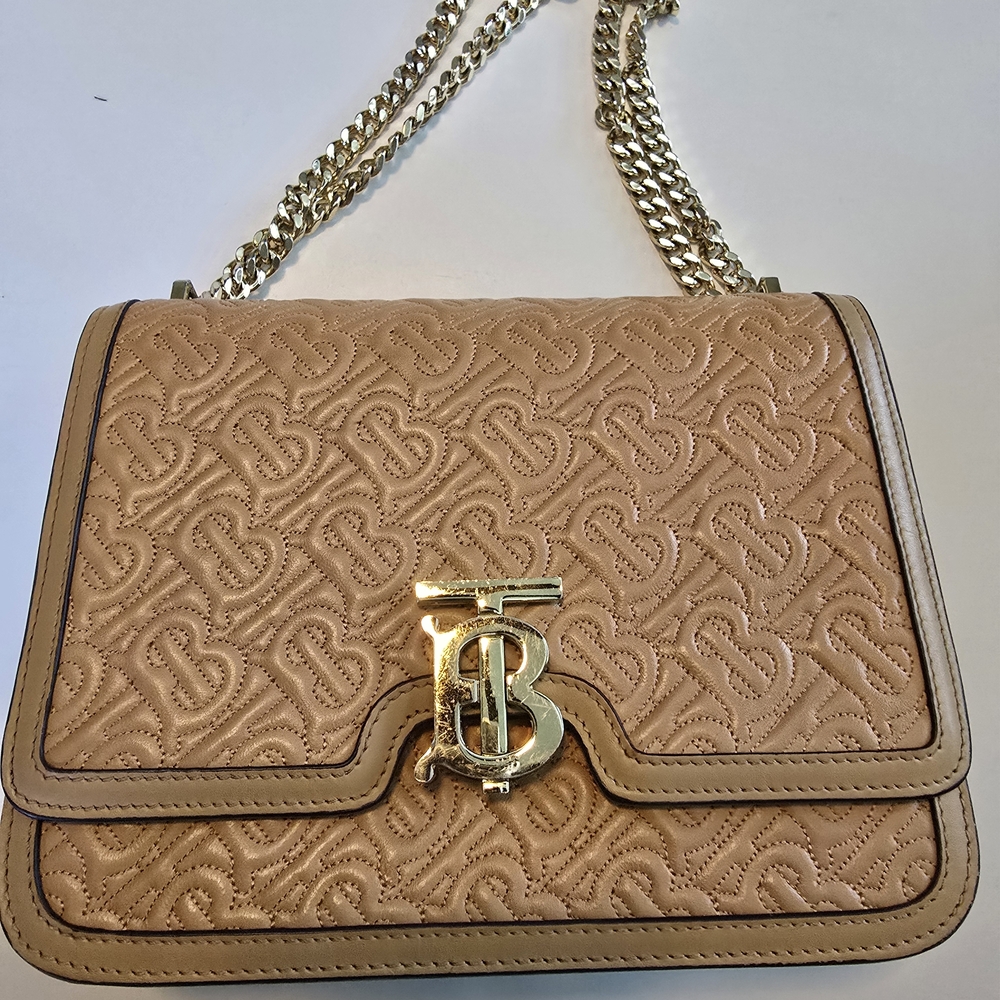 Chic Quilted Shoulder Bag with Gold Chain